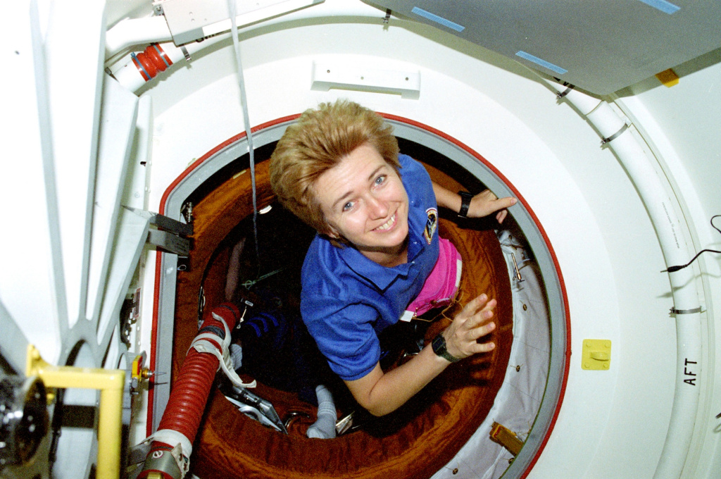 Елена Кондакова влетает в станцию «Мир» после стыковки к нему шаттла «Атлантис». 17 мая 1997 года.jpg