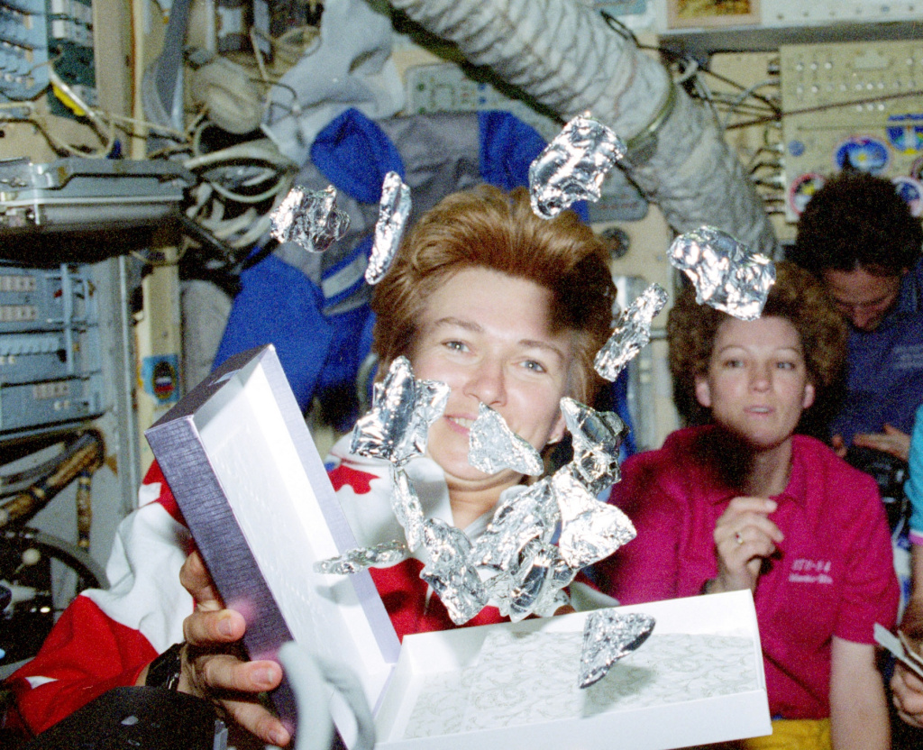 Елена Кондакова во время второго космического полета привезла на борт станции «Мир» шоколадные конфеты. 17 мая 1997 года.jpg