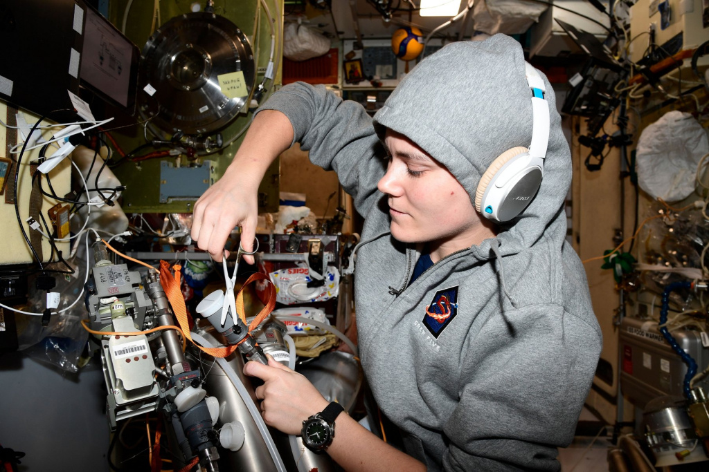 Анна занимается обслуживанием бортовой аппаратуры станции и… слушает музыку. 30 января 2023 года.jpg