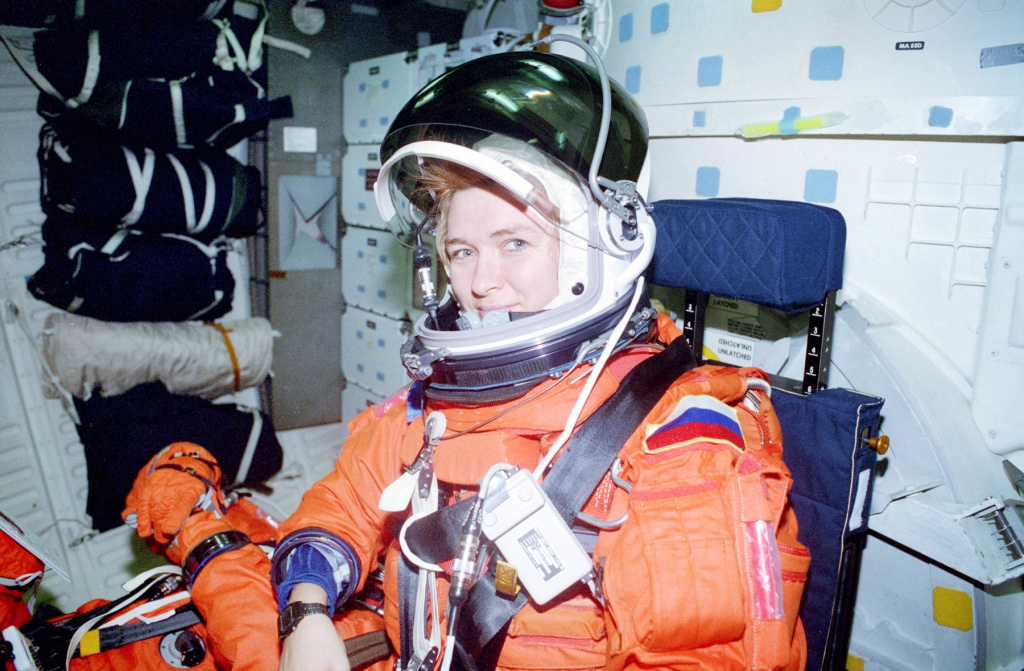 Космонавт, специалист полета STS-84 Елена Кондакова готовится к посадке шаттла на Землю. Май 1997 года.jpg