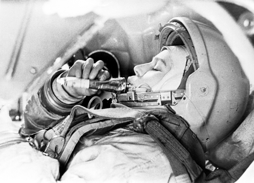 7.Первая женщина-космонавт пробует космическую еду в тюбике перед полетом.jpg