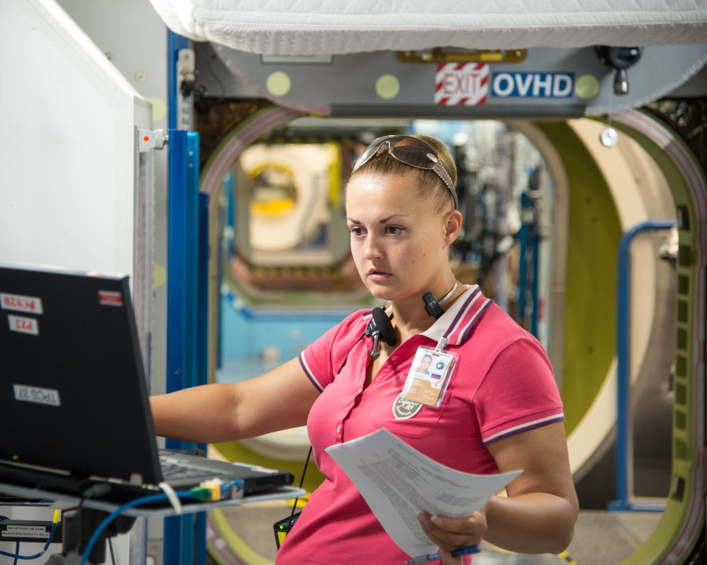 Подготовка к полету включает и изучение американского сегмента МКС. Елена Серова на тренировках в Центре Джонсона NASA. Сентябрь 2013 года.jpg