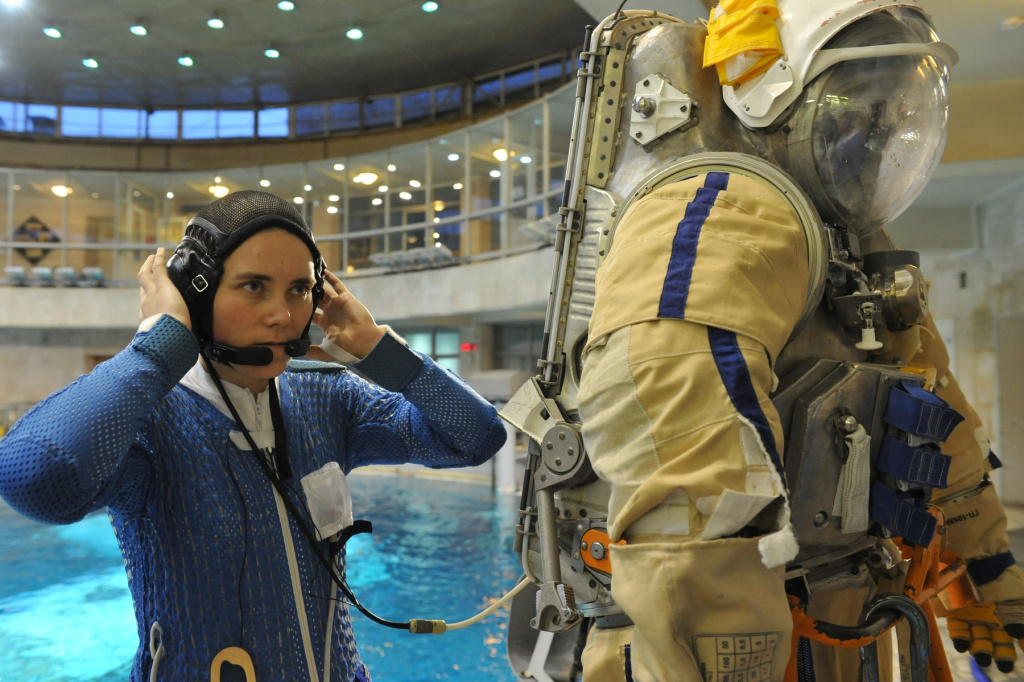 Тренировки выхода в открытый космос в гидробассейне Центра подготовки космонавтов. Декабрь 2013 года.jpg