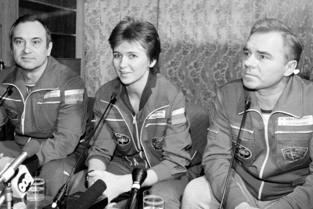 Послеполетная пресс-конференция на Земле. Слева от Елены Кондаковой – Валерий Поляков, справа – Александр Викторенко. Март 1995 года.jpg